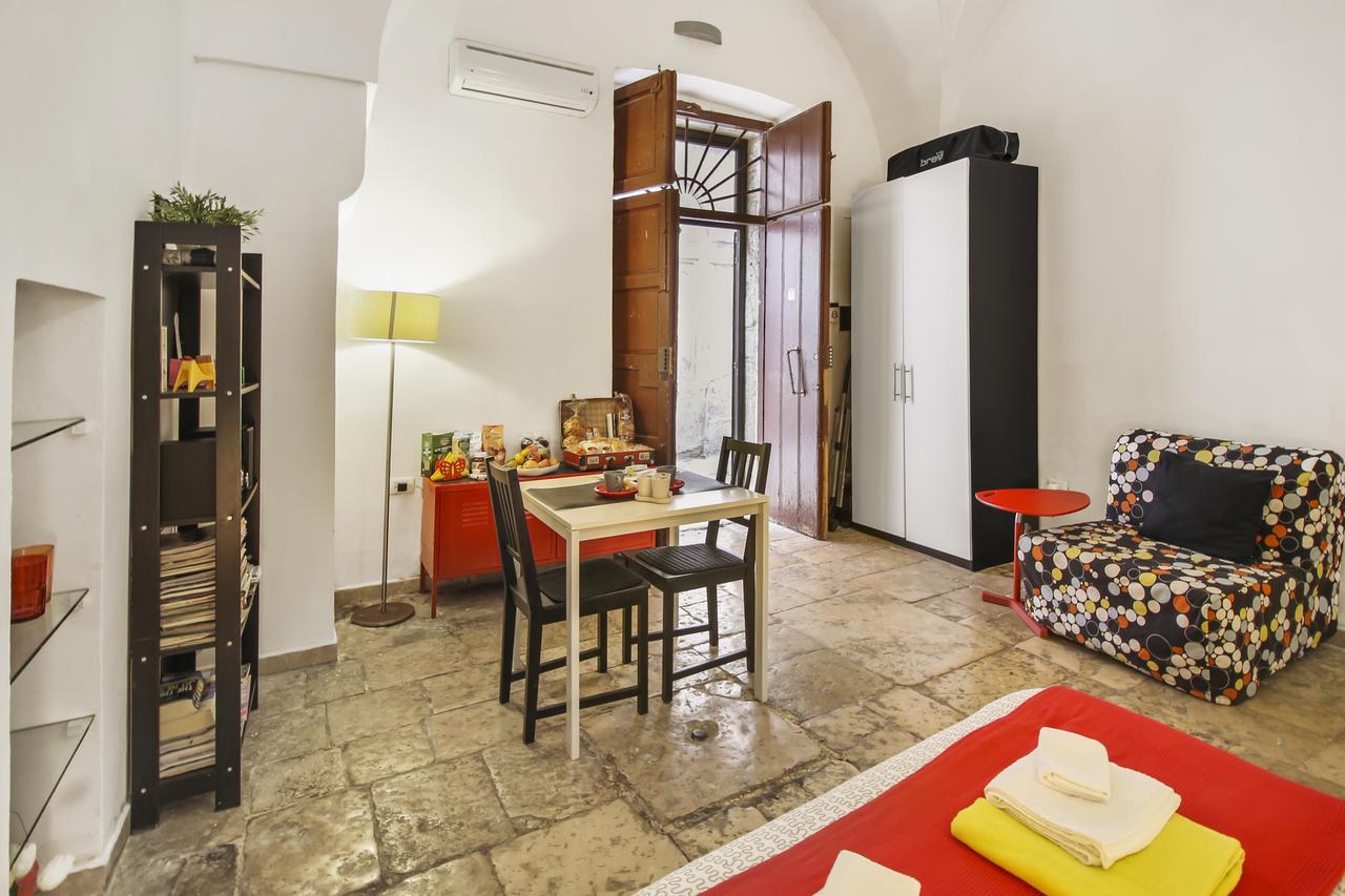 B&B Affittacamere Del Teatro Brindisi Bagian luar foto