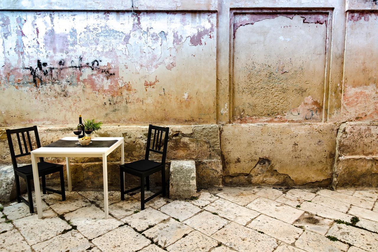 B&B Affittacamere Del Teatro Brindisi Bagian luar foto