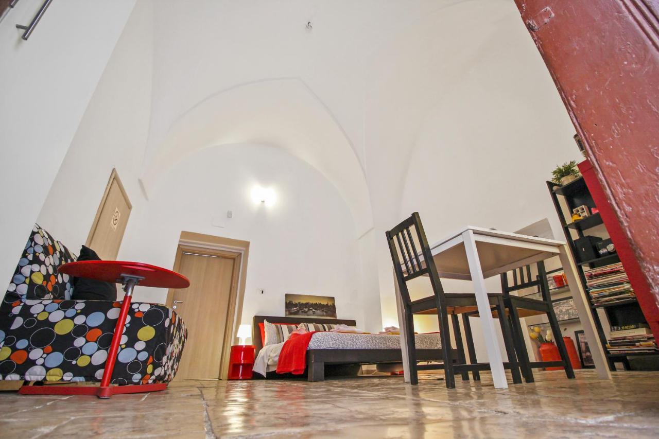B&B Affittacamere Del Teatro Brindisi Bagian luar foto