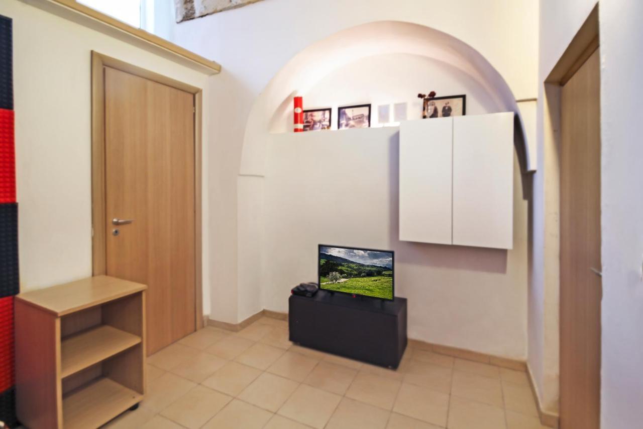 B&B Affittacamere Del Teatro Brindisi Bagian luar foto